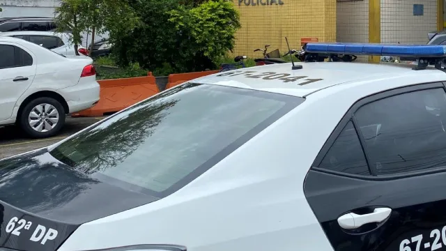Segundo a polícia, a criminosa auxiliou o autor dos tiros na fuga após o atentado