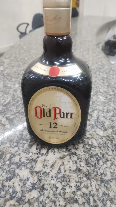 Ao ser revistada, a acusada estava com uma garrafa de whisky da marca "Grand Old Parr", avaliada em R$ 119,90, que foi recuperada