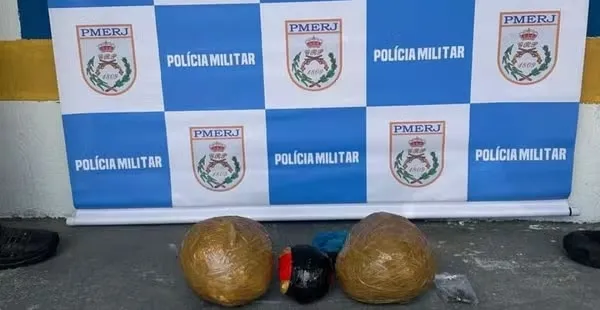 A ocorrência foi encaminhada à 119ª DP (Rio Bonito), onde a jovem continua presa.