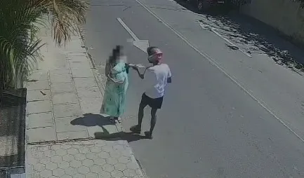 O crime ocorreu próximo ao Colégio Estadual Ismael Branco e o vídeo do assalto passou a circular nas redes sociais