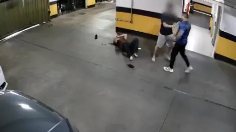 A mulher foi golpeada com socos, empurrões, chutes e uma rasteira