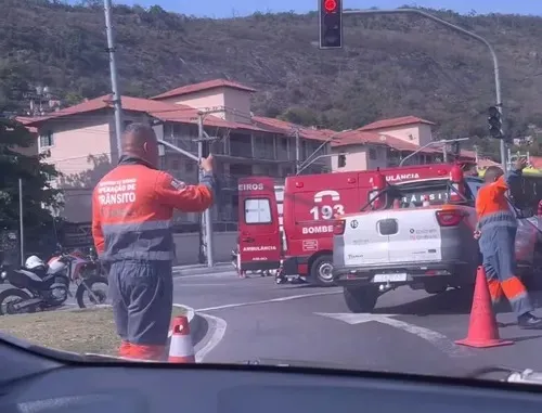 Garupa da moto foi atropelada após queda
