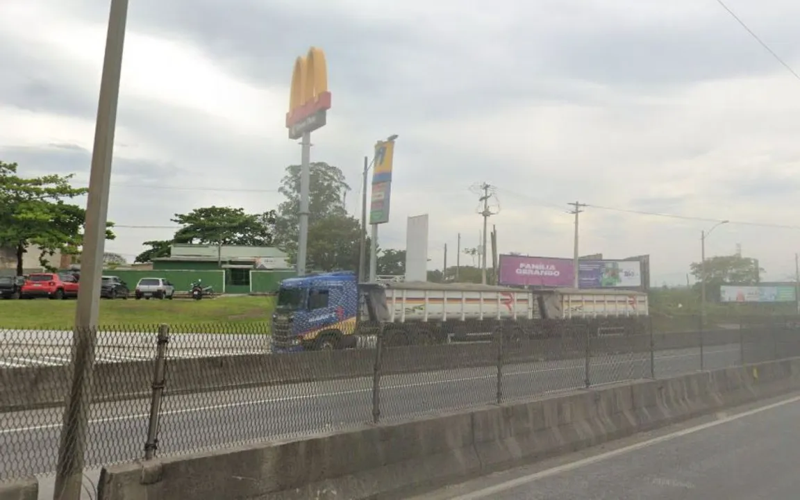 O acidente aconteceu no km 296, próximo ao McDonald's de Itaboraí