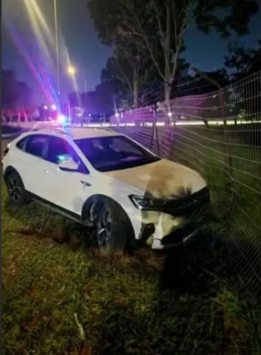 Após a colisão com a cerca, a jovem tentou fugir do local utilizando um carro de aplicativo