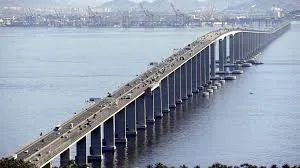 Na Ponte Rio-Niterói, um cavalo solto próximo à rampa de subida causou lentidão