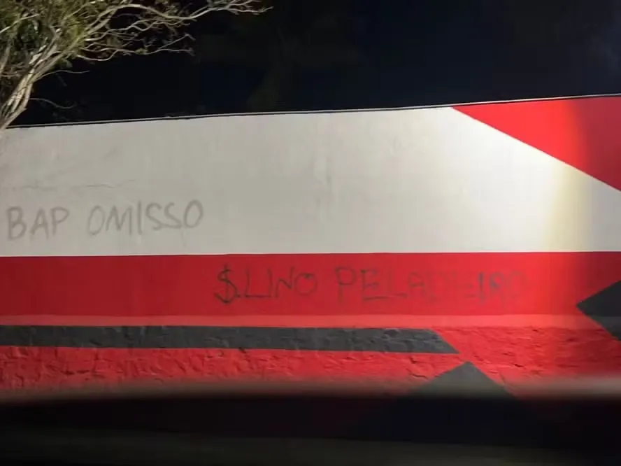 Em resposta ao desempenho do time, a pichação chamou o dirigente de “omisso” e o atleta de “peladeiro”