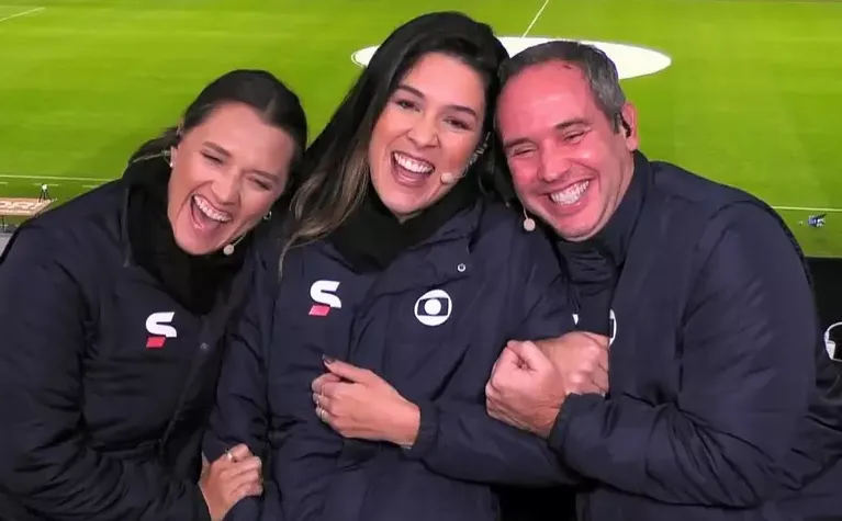 A narradora estava ao lado dos comentaristas Ana Thaís Matos e Caio Ribeiro quando fez a revelação