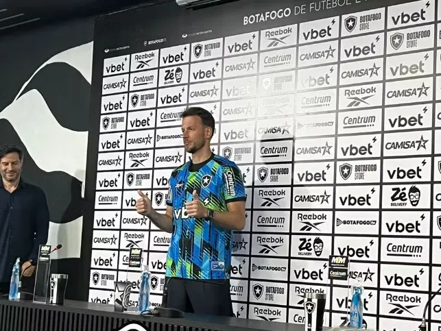 Goleiro Neto é apresentado pelo Botafogo