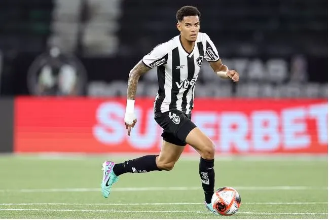 Newton tem chance de ser titular do Botafogo na decisão da Recopa, contra o Racing, nesta quinta (20)