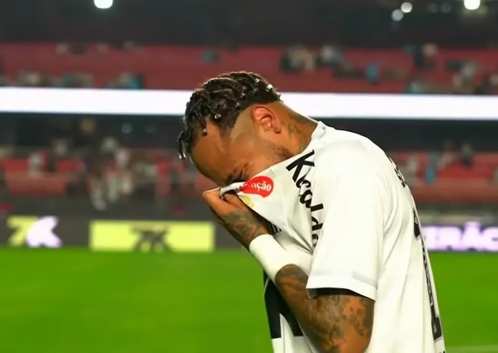 O camisa 10 do Peixe vai às lágrimas depois da derrota para o Vasco