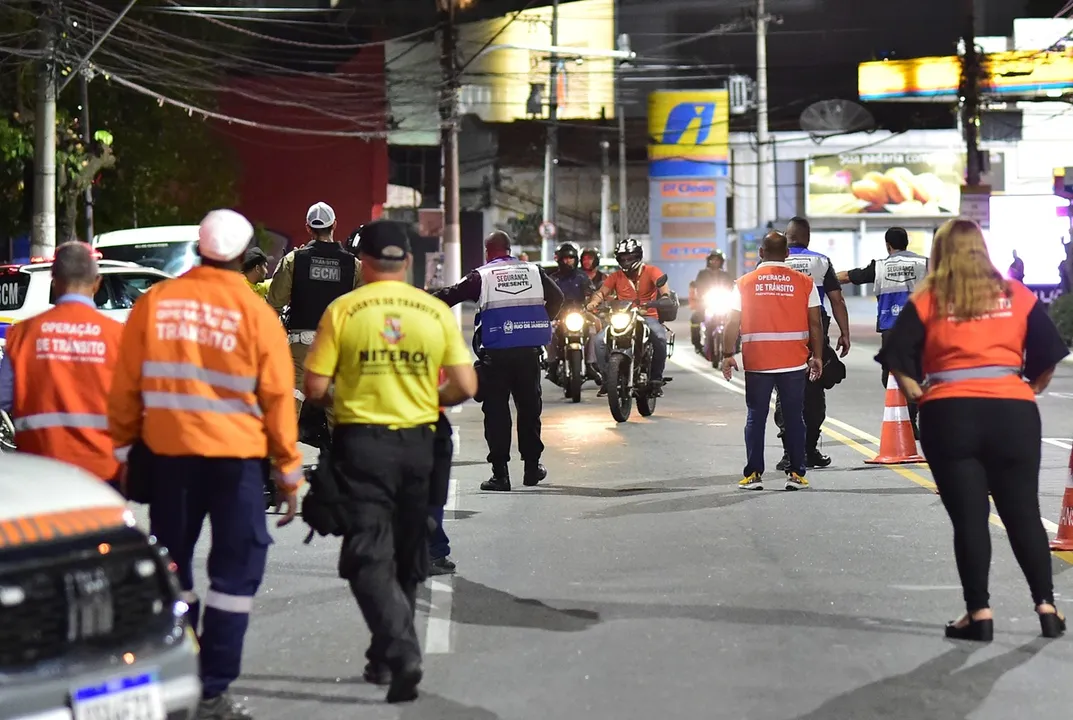 Operação da Prefeitura de Niterói para coibir motos irregulares e barulhentas.