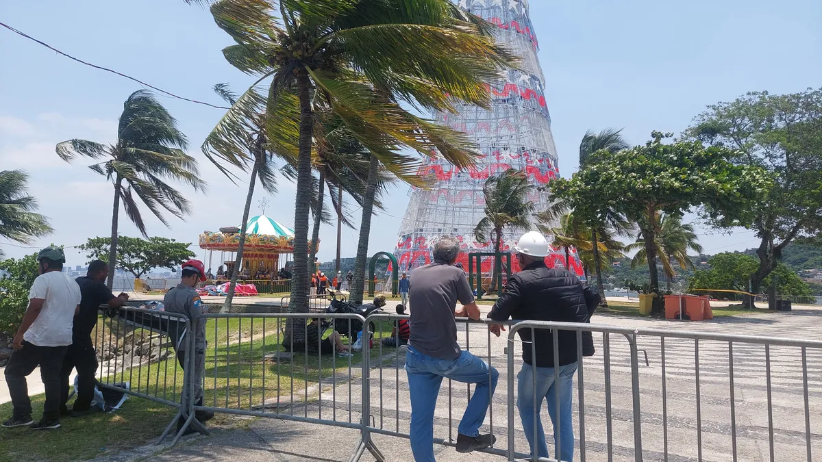 A Prefeitura de Niterói começou a desmontar a árvore de Natal e outras instalações natalinas na Praça do Rádio Amador