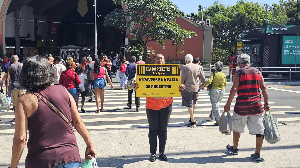 Durante a ação, a equipe distribuiu panfletos educativos