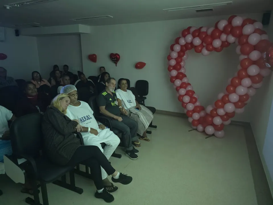 Todos os casais ganharam flores e a sessão contou com suco, fruta, biscoito e muito carinho e amor dos profissionais