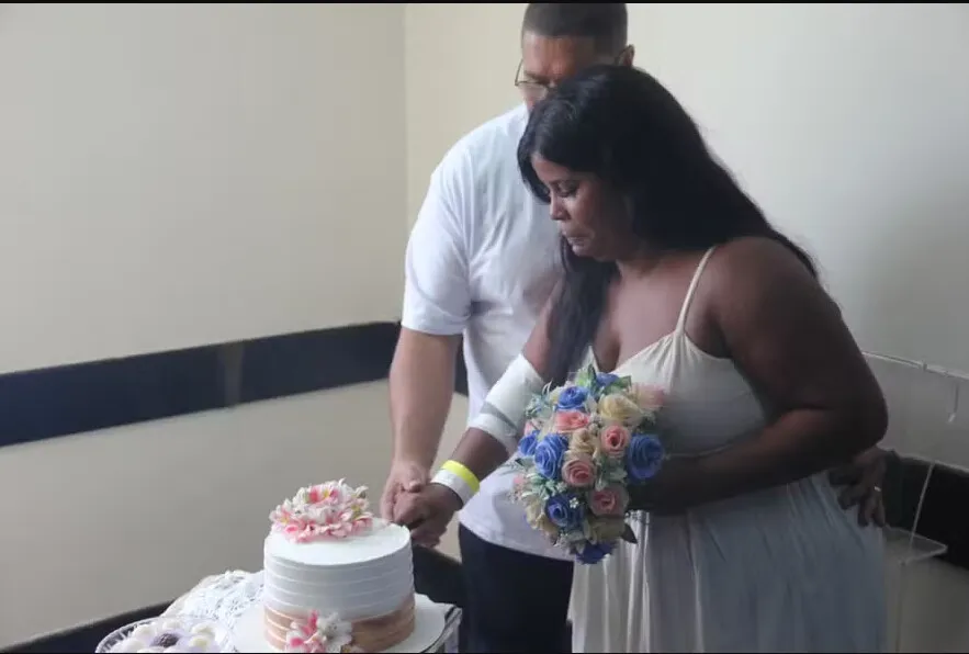 Bruna Costa e Flavio Tavares fizeram o casamento civil no Hospital Municipal Albert Schweitzer (HMAS), em Realengo
