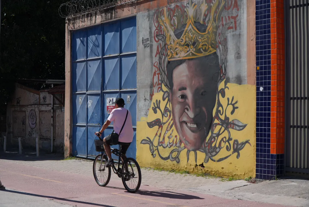 O mural, que tem previsão de ser finalizado em duas semanas, está sendo criado pelo artista Igor Skid