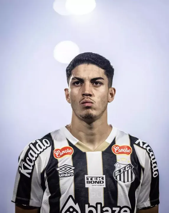 Jair, ex-Santos, já pode estrear pelo Botafogo