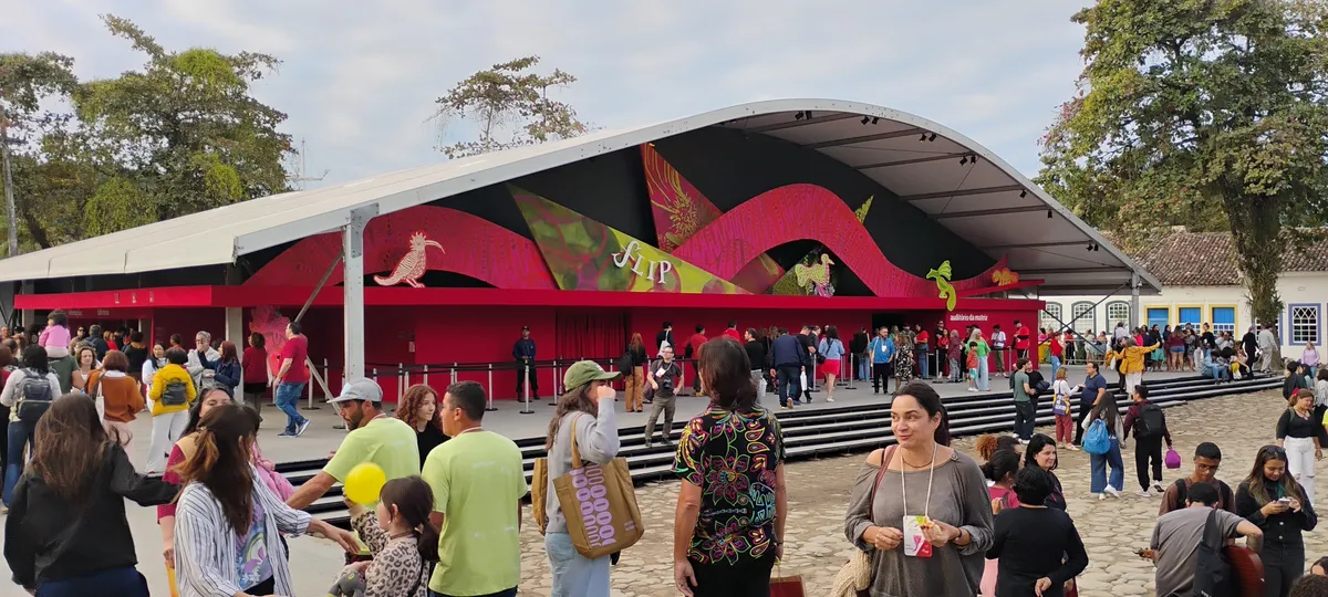 Considerado um dos maiores festivais de literatura da América Latina, o evento conta com 21 mesas literárias na programação oficial