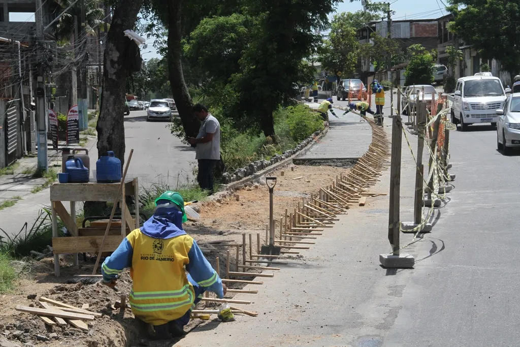 Nesse primeiro momento, estão sendo feitas as novas calçadas por todo o percurso onde a ciclorrota passará