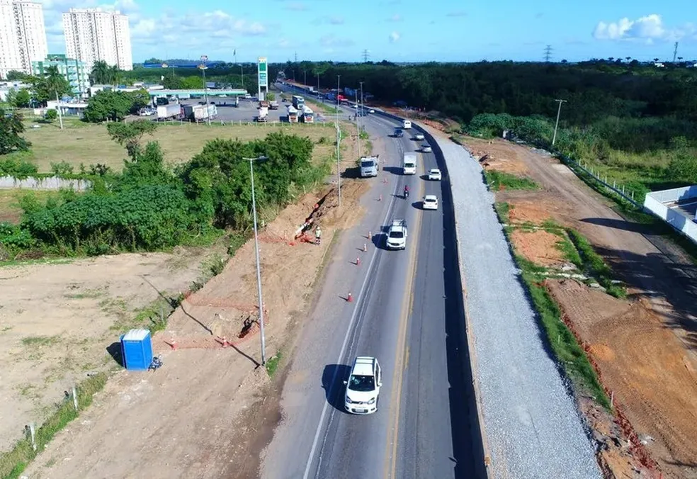 Os motoristas devem obedecer à sinalização indicativa, instalada na rodovia, e reduzir a velocidade nos trechos em obras