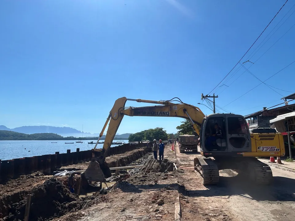 Obra de revitalização da Praia das Pedrinhas segue a todo vapor