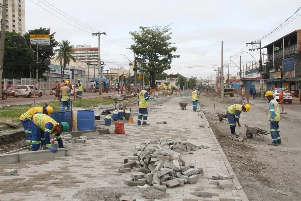 No local, estão sendo feitas instalações de manilhas para rede de drenagem e construídas vagas para estacionamento