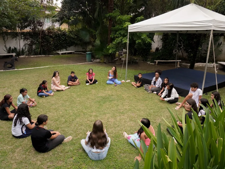 A proposta das oficinas vai além da técnica teatral, visando também o fortalecimento da autoestima, da comunicação e do trabalho em grupo