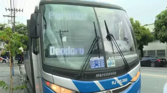 Os criminosos assaltaram o ônibus na Avenida Brasil