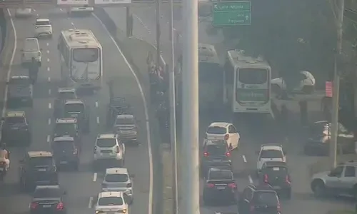 A interdição ocorreu na pista lateral da via sentido Linha Amarela