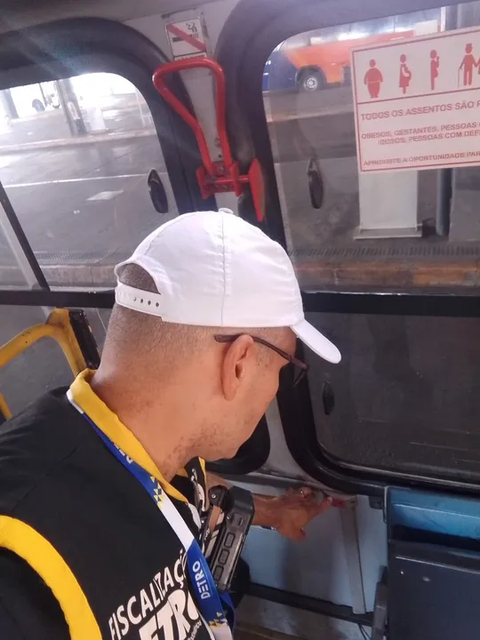 No total, os agentes abordaram 121 coletivos