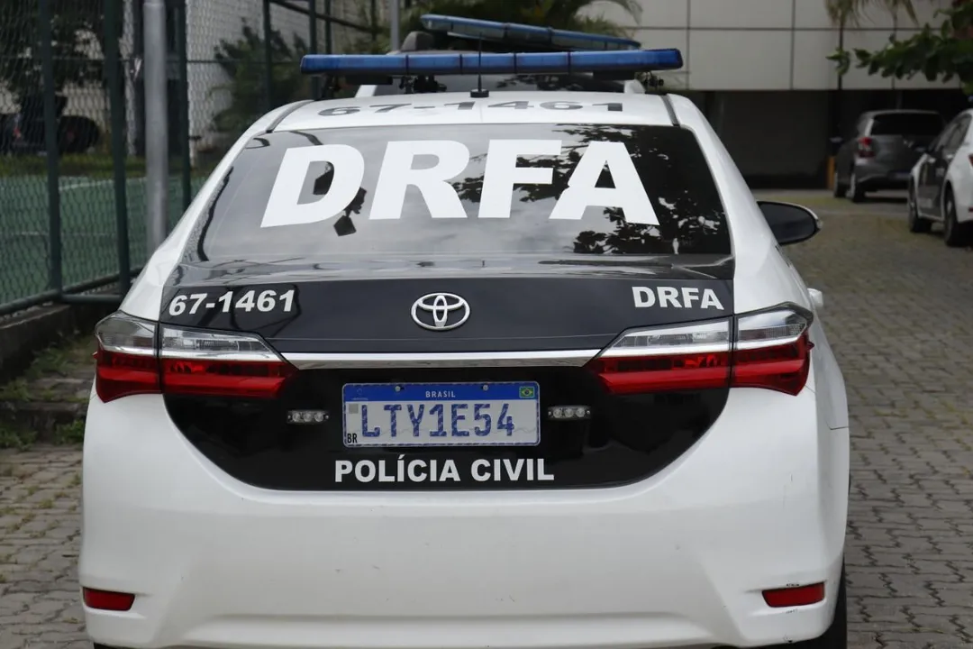 A prisão foi realizada por policiais civis da Delegacia de Roubos e Furtos de Automóveis