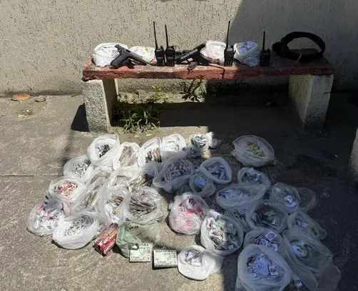 Duas pistolas e drogas foram apreendidas na ação