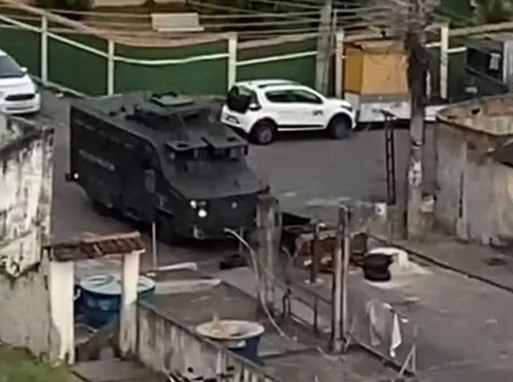 Blindado da Polícia Militar em um dos acessos ao Morro do Sereno