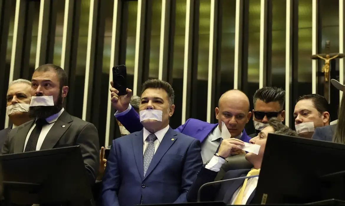 Os parlamentares, na maioria do Partido Liberal (PL), protestam contra a prisão domiciliar do ex-presidente Jair Bolsonaro