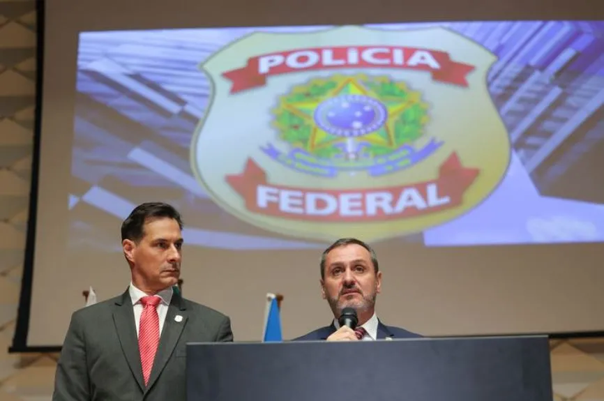 O diretor geral da Polícia Federal, Andrei Rodrigues, acompanhado do chefe do escritório da Interpol no Brasil, delegado Fabio Mertens, durante coletiva sobre prisão de brasileiro integrante de facção criminosa em Santa Cruz de la Sierra, na Bolívia
