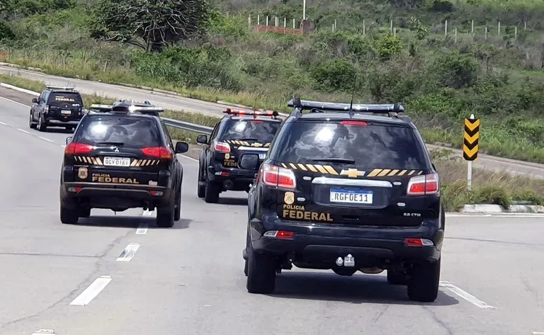 Na ação de hoje, cerca de 50 policiais federais cumprem 11 mandados de busca e apreensão domiciliar nas cidades de Petrópolis/RJ e Angra dos Reis/RJ