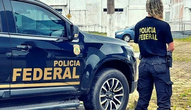 Policiais federais cumprem oito mandados de busca e apreensão nas cidades do Rio de Janeiro, Armação dos Búzios e São José dos Campos