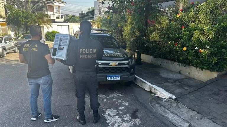 Na ação de hoje, policiais federais cumpriram um mandado de busca e apreensão na residência dos investigados em Nova Iguaçu