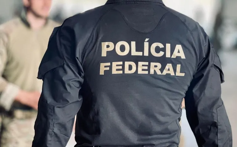 Na ação, policiais federais cumprem um mandado de busca e apreensão na residência de um advogado