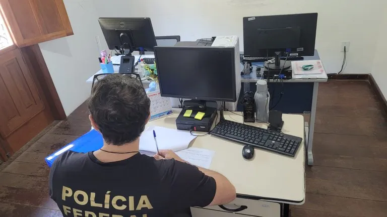 Policiais federais cumprem 16 mandados de busca e apreensão contra pessoas físicas e jurídicas