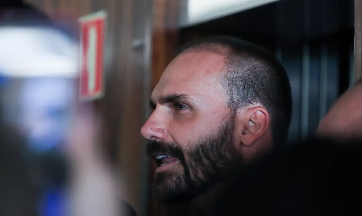 Em março deste ano, Eduardo pediu licença do mandato parlamentar e foi morar nos Estados Unidos, sob a alegação de perseguição política