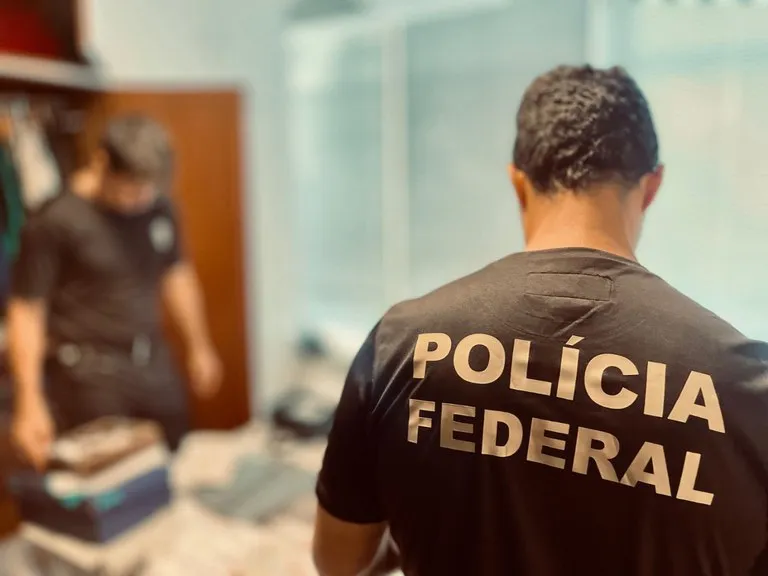Policiais federais cumpriram um mandado de busca e apreensão na residência do investigado