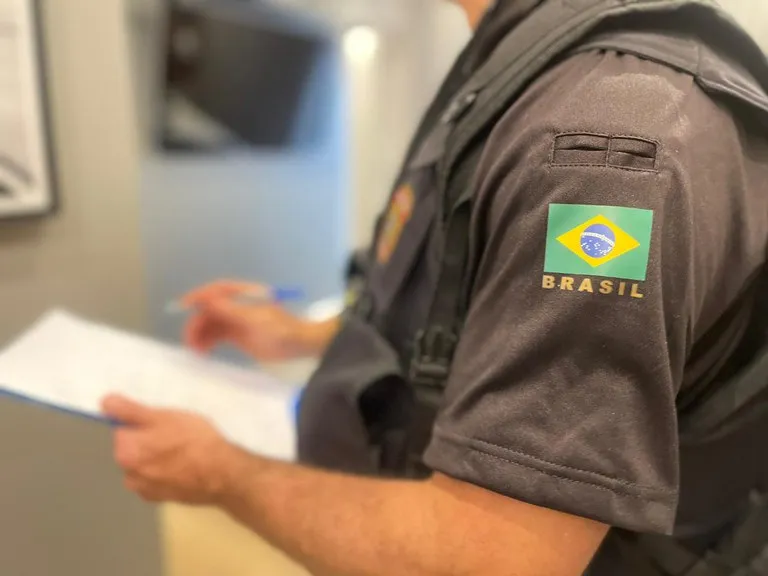 A ação cumpriu o mandado de prisão preventiva expedido pela 5ª Vara Federal Criminal do Rio de Janeiro