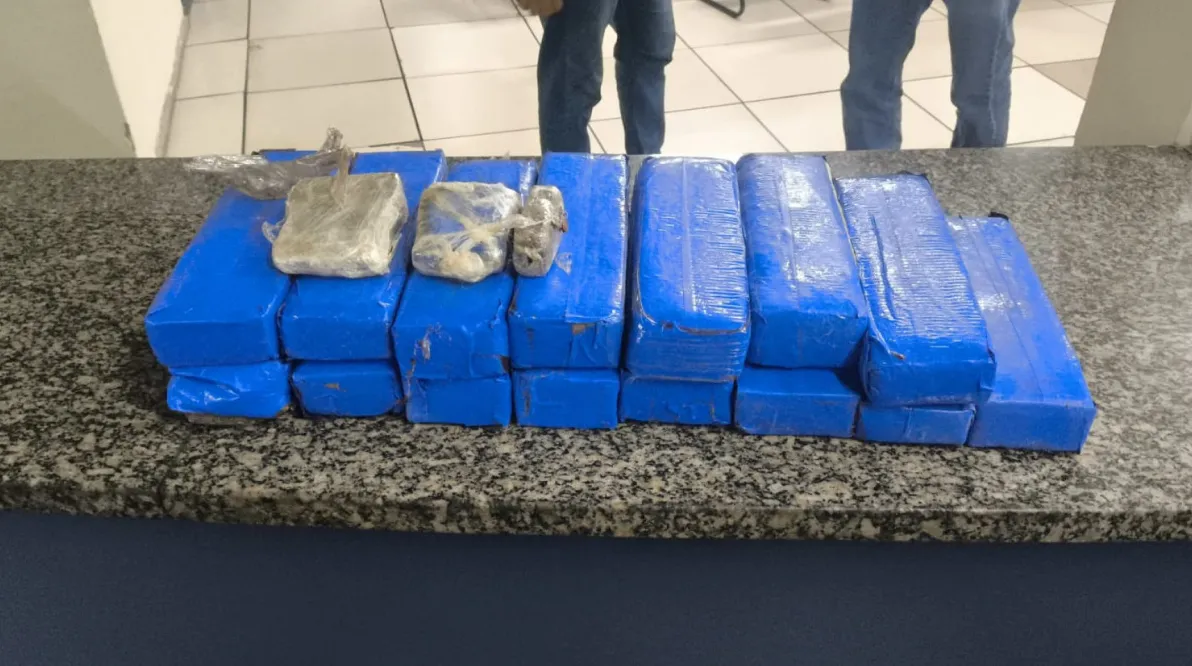 Sacola com 15 quilos de maconha estava dentro de táxi