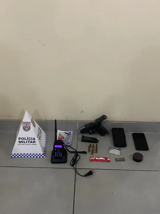 Durante a abordagem, um dos detidos foi flagrado portando uma pistola
