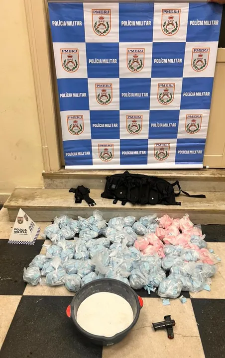 Todo o material foi apreendido pela PM e os suspeitos encaminhados à 76ª DP (Centro)