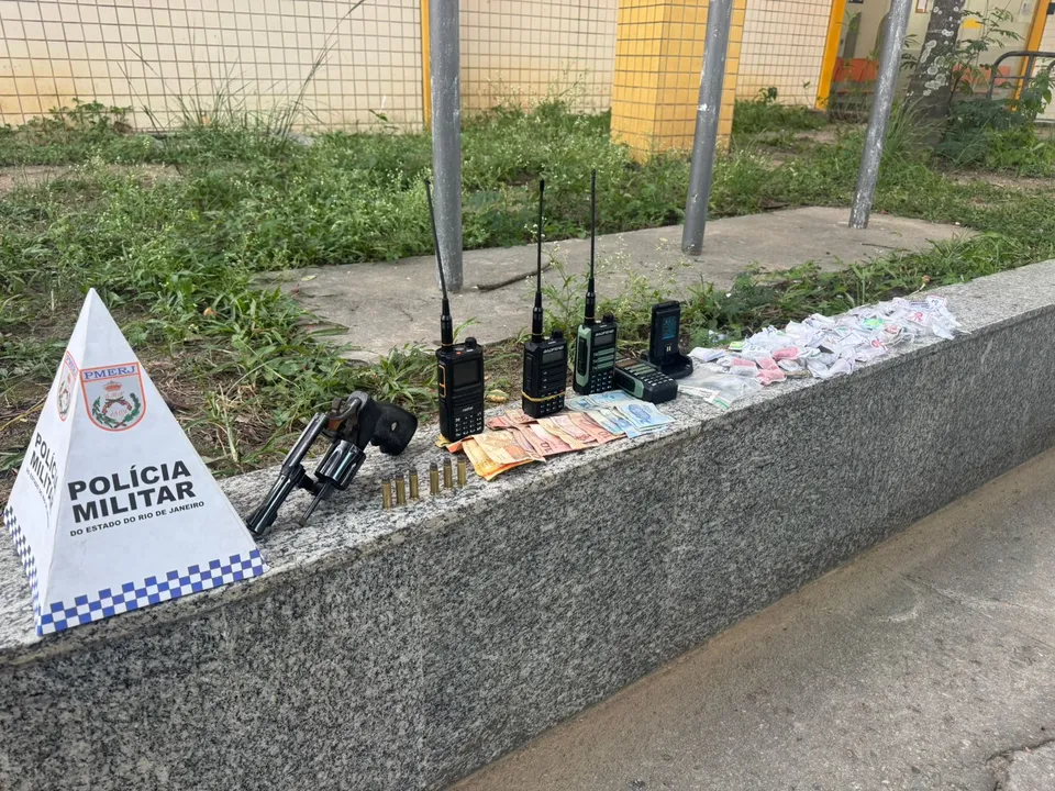 Os criminosos foram presos e levados, junto ao material apreendido, à 72ª DP (Mutuá)
