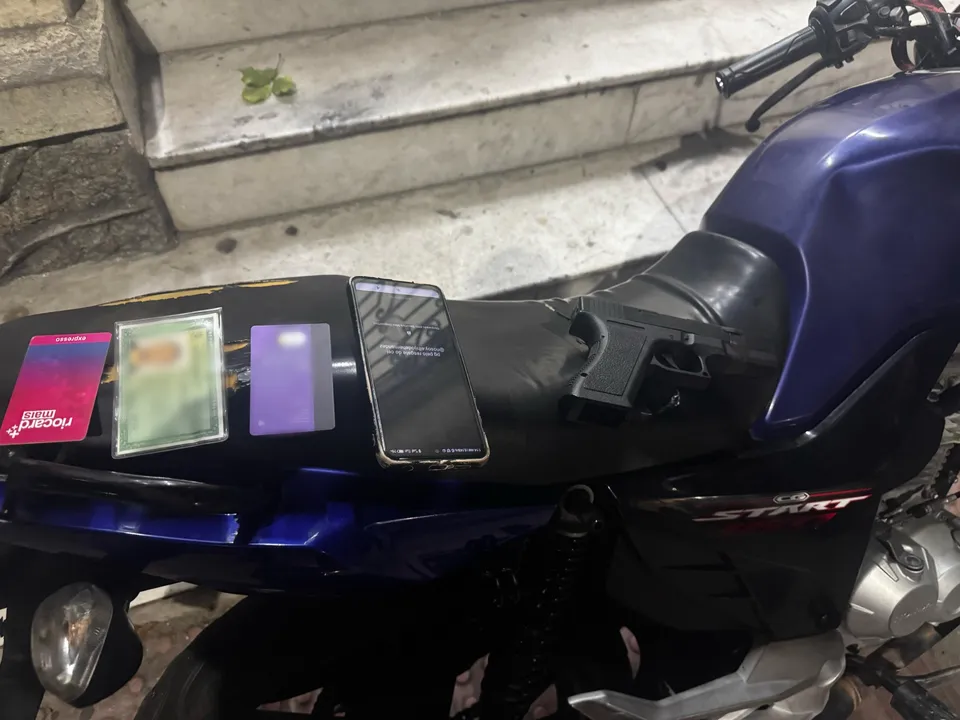 A motocicleta e o simulacro de pistola permaneceram apreendidos na delegacia informada