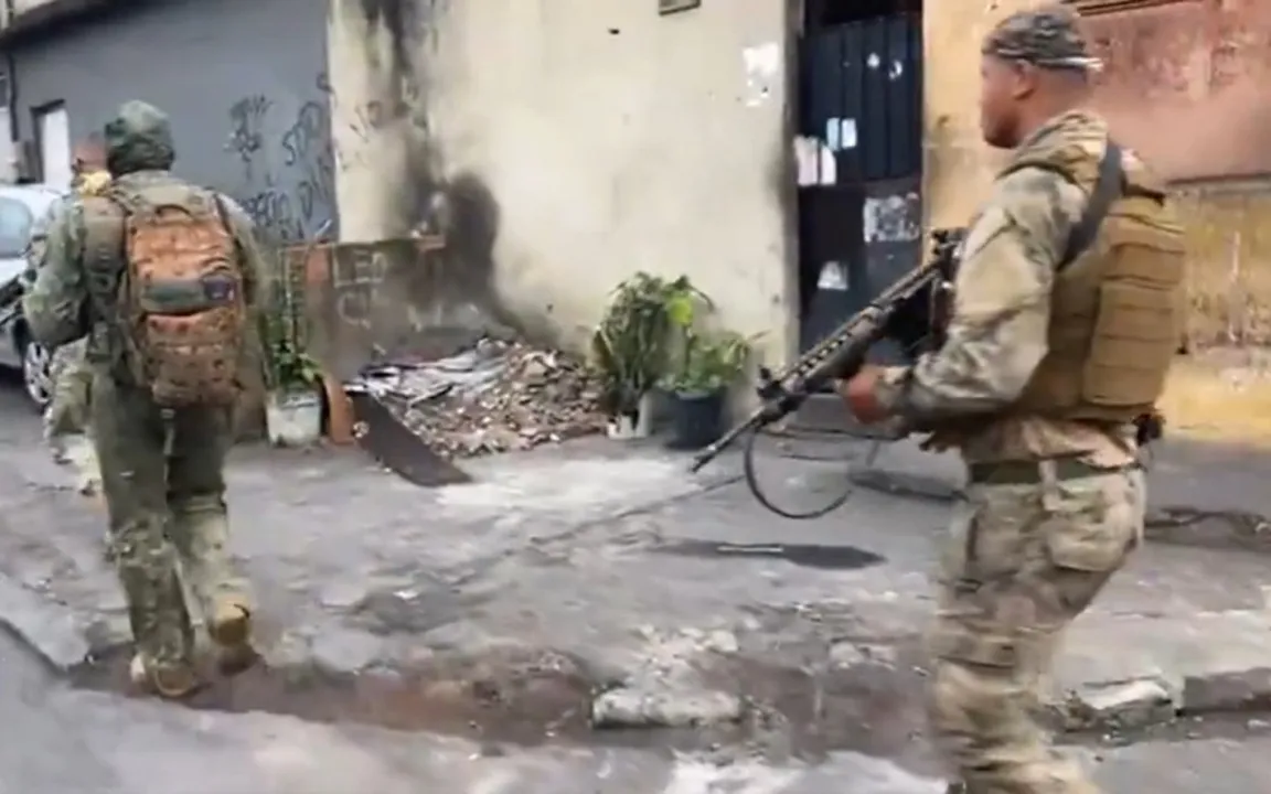 Equipes do Comando de Operações Especiais fazem ação na área controlada por facção criminosa