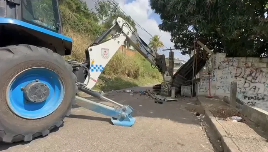 Barricadas foram instaladas por criminosos ligados ao tráfico da região
